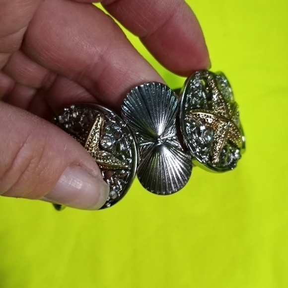 Two tone silvertone goldtone crystal starfish shells stretch bracelet - Picture 2 of 5
